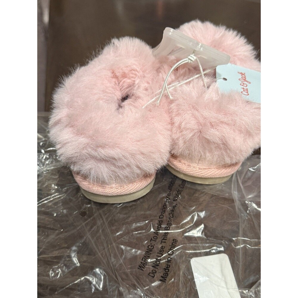 NWT Girls Cat & Jack Callie Moccasin Pink Faux Fur Slippers Size 8 - Picture 2 of 4